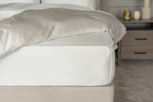 100% Mulberry Silk Extra Deep 38cm Fitted Sheet 100% Mulberry Silk Extra Deep 38cm Fitted Sheet